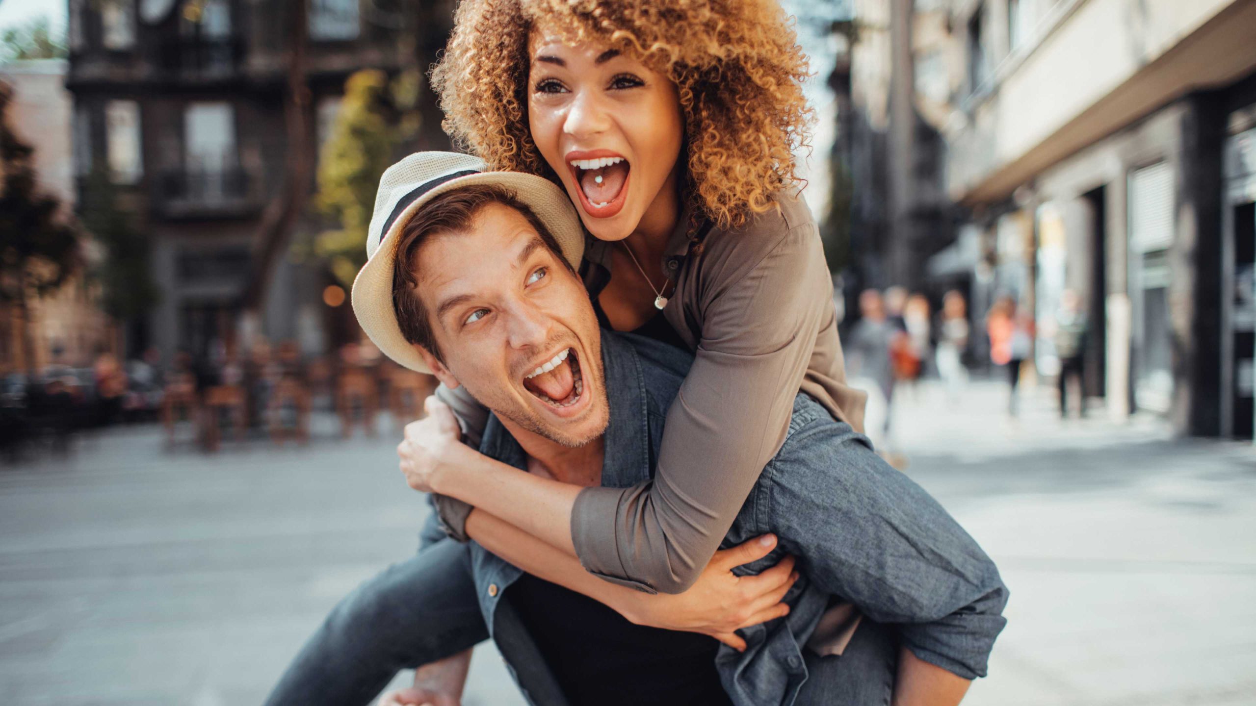 Just-Singles-Happy-Couple-City